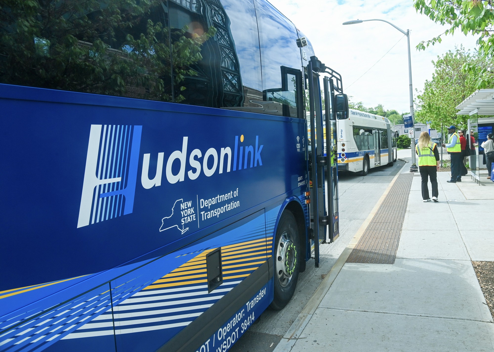 Hudson Link and Bee-Line buses at Tarrytown station